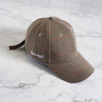 Kockás női sapka napellenzővel és felirattal több színben