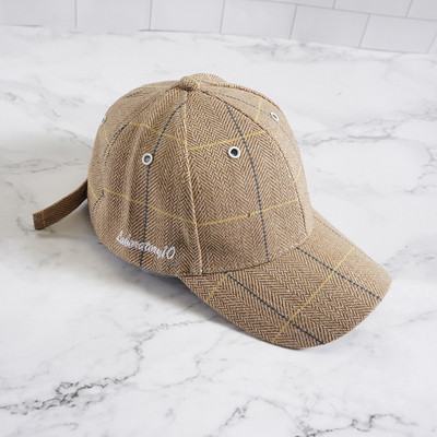 Kockás női sapka napellenzővel és felirattal több színben