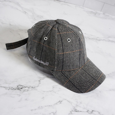 Kockás női sapka napellenzővel és felirattal több színben