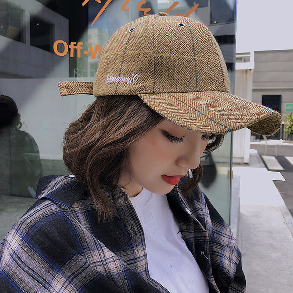 Kockás női sapka napellenzővel és felirattal több színben