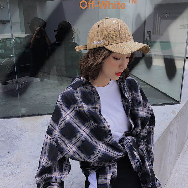 Kockás női sapka napellenzővel és felirattal több színben