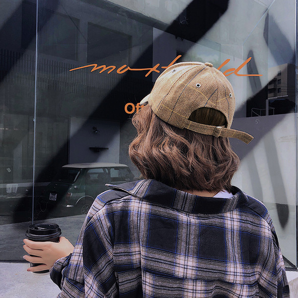 Kockás női sapka napellenzővel és felirattal több színben