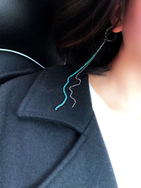 Stílusos női hosszú fülbevaló kék színben