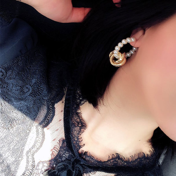 Modern kerek női fülbevaló gyöngyökkel