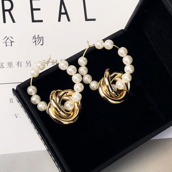 Modern kerek női fülbevaló gyöngyökkel