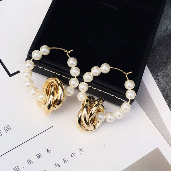 Modern kerek női fülbevaló gyöngyökkel