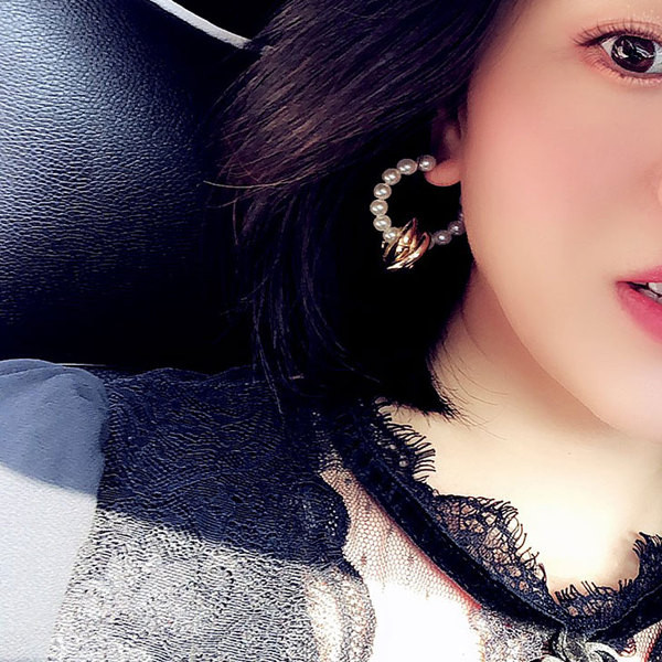 Modern kerek női fülbevaló gyöngyökkel