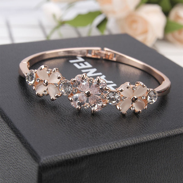 Két színben kövekkel díszített női karkötő