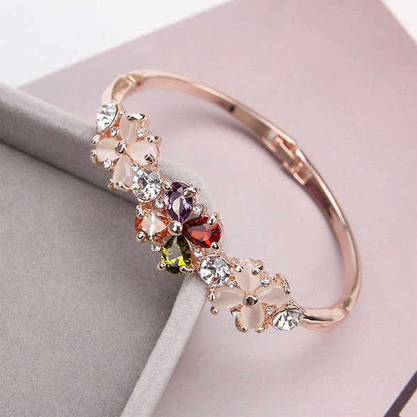 Két színben kövekkel díszített női karkötő