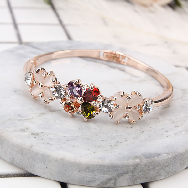 Két színben kövekkel díszített női karkötő