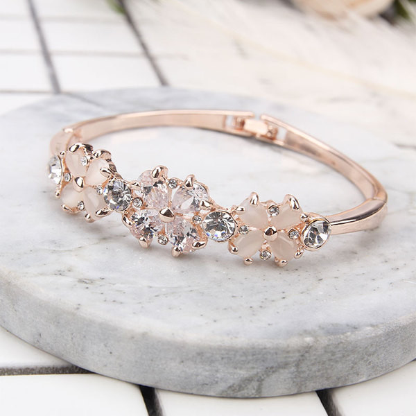 Két színben kövekkel díszített női karkötő