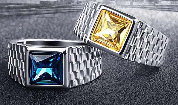 Модерен мъжки пръстен в сребрист цвят с камък