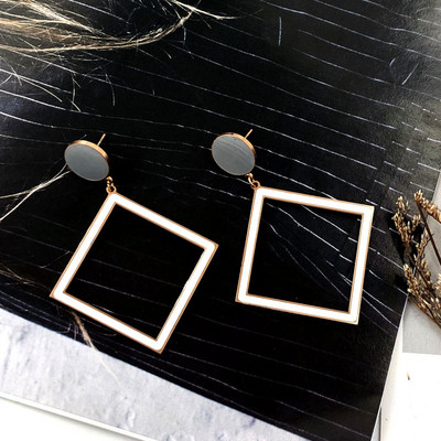 Új női fülbevaló modell fehér és fekete színben