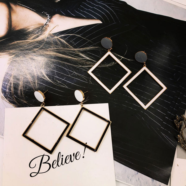 Új női fülbevaló modell fehér és fekete színben