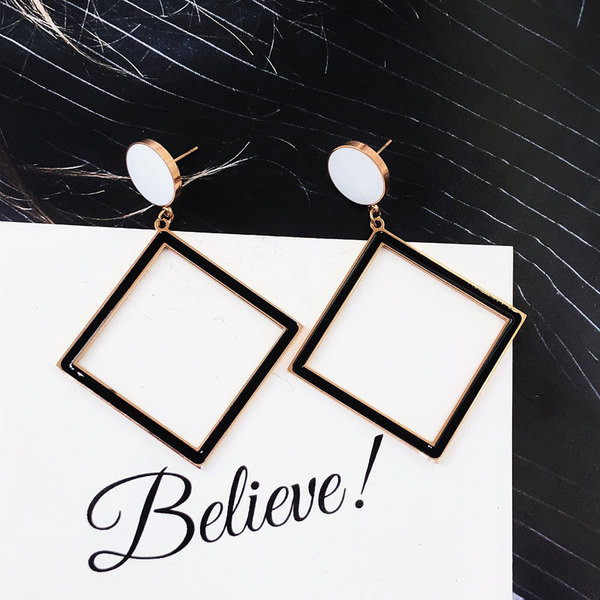 Új női fülbevaló modell fehér és fekete színben