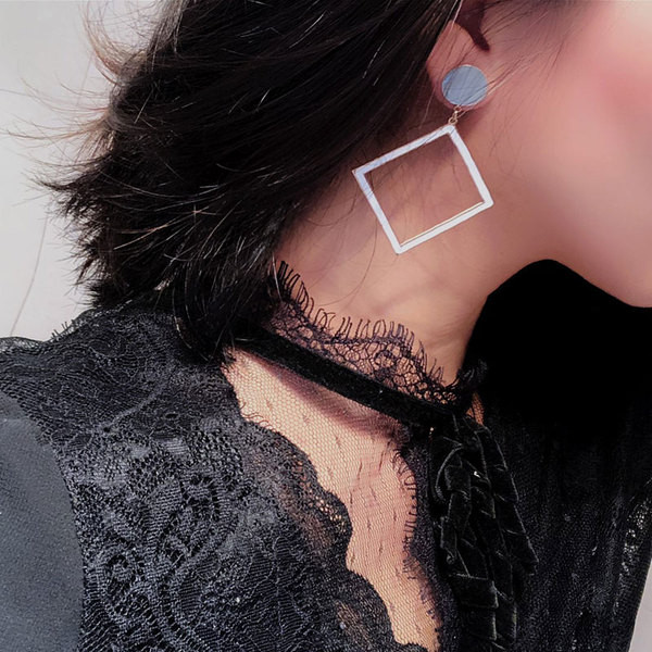 Új női fülbevaló modell fehér és fekete színben