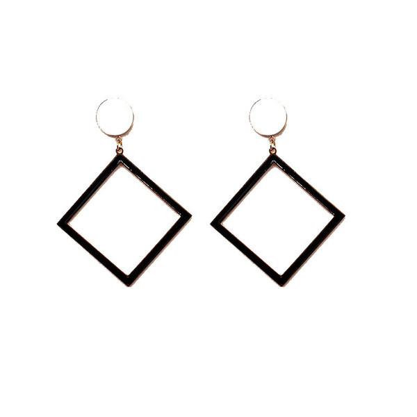 Új női fülbevaló modell fehér és fekete színben