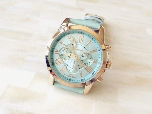 Μοντέρνο γυναικείο ρολόι  σε διάφορα χρώματα με δερμάτινο λουρί