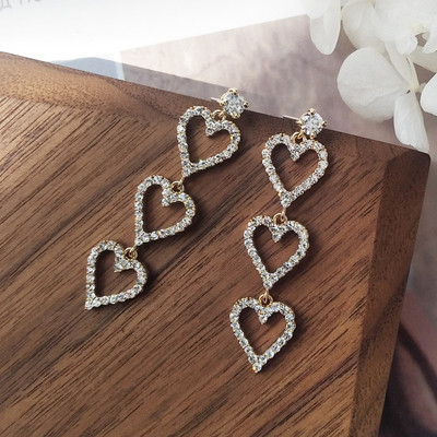 Elegáns női hosszú fülbevaló gyöngyökkel