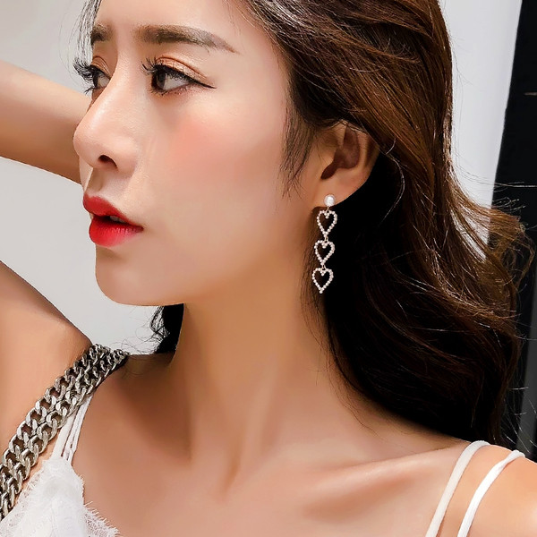 Elegáns női hosszú fülbevaló gyöngyökkel