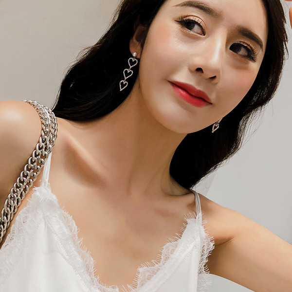 Elegáns női hosszú fülbevaló gyöngyökkel