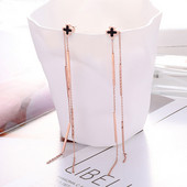 Stílusos hosszú női fülbevaló fekete kövekkel