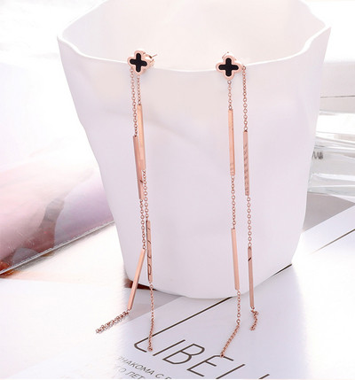 Stílusos hosszú női fülbevaló fekete kövekkel