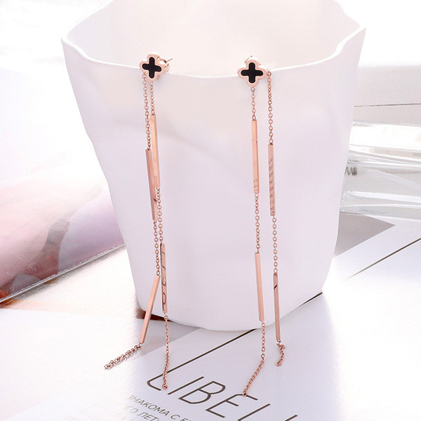 Stílusos hosszú női fülbevaló fekete kövekkel