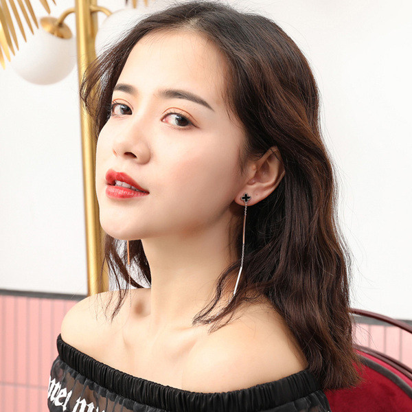 Stílusos hosszú női fülbevaló fekete kövekkel