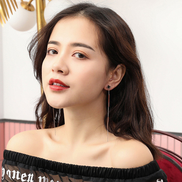 Stílusos hosszú női fülbevaló fekete kövekkel