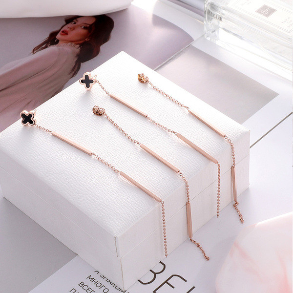 Stílusos hosszú női fülbevaló fekete kövekkel