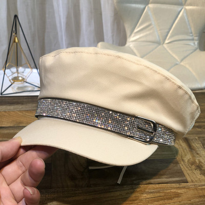 Elegáns női sapka kövekkel és fém csattal fekete, fehér és bézs színben