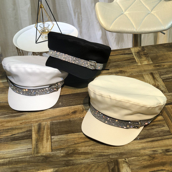 Elegáns női sapka kövekkel és fém csattal fekete, fehér és bézs színben