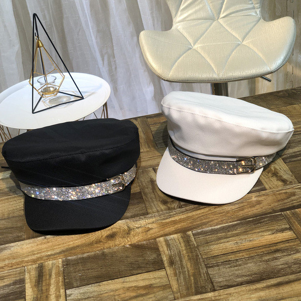 Elegáns női sapka kövekkel és fém csattal fekete, fehér és bézs színben
