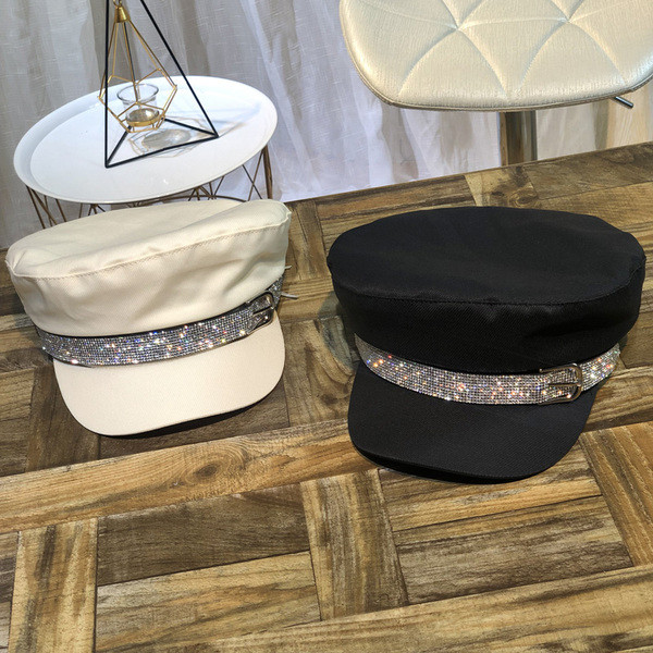 Elegáns női sapka kövekkel és fém csattal fekete, fehér és bézs színben