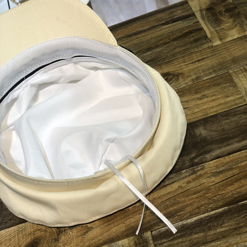 Elegáns női sapka kövekkel és fém csattal fekete, fehér és bézs színben