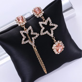 Modern női fülbevaló kövekkel, rózsaszínben