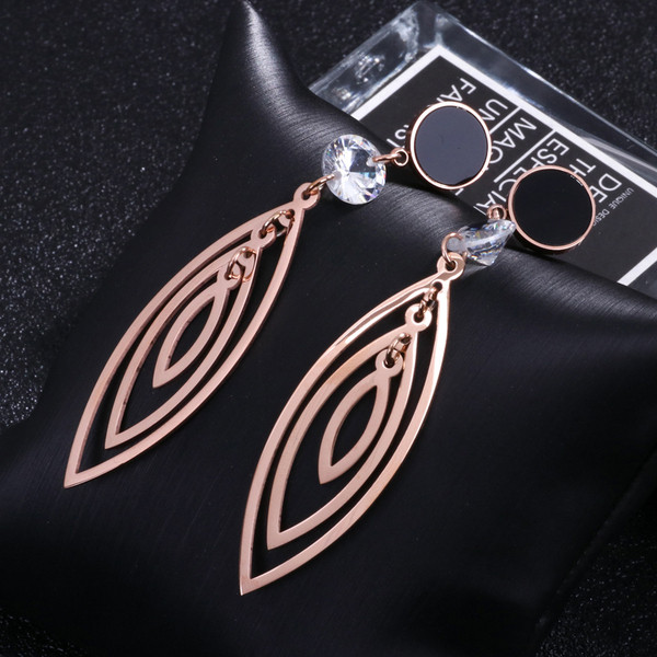 Stílusos hosszú női fülbevaló kövekkel fekete és ezüst színben