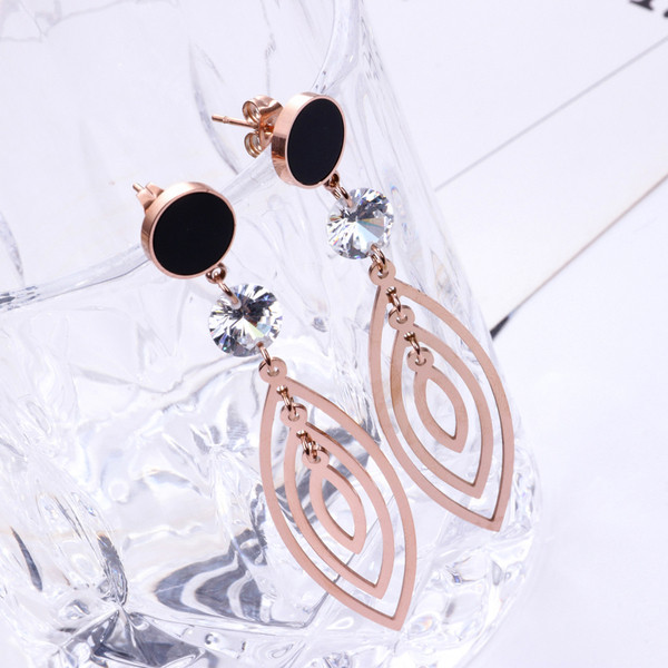 Stílusos hosszú női fülbevaló kövekkel fekete és ezüst színben