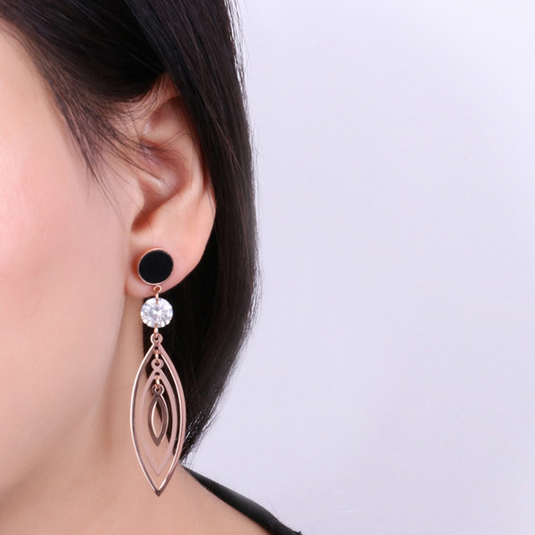 Stílusos hosszú női fülbevaló kövekkel fekete és ezüst színben
