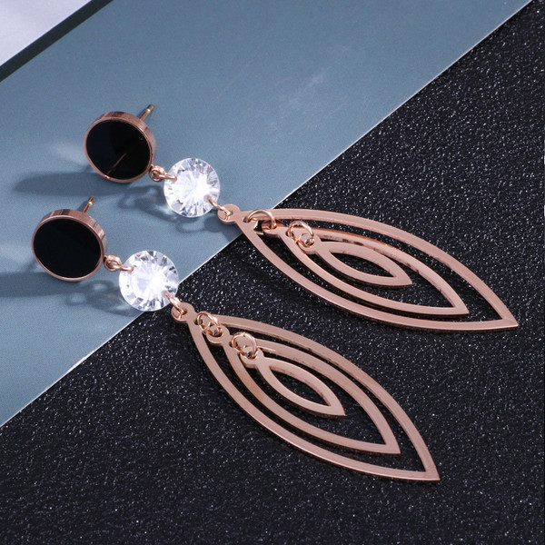 Stílusos hosszú női fülbevaló kövekkel fekete és ezüst színben