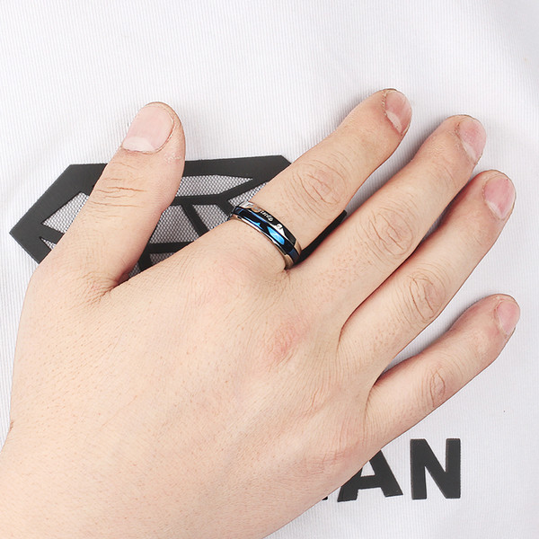 Κομψό ανδρικό δαχτυλίδι με χαραγμένη επιγραφή και πέτρα