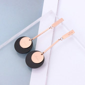 Női hosszú fülbevaló új modellje arany színben