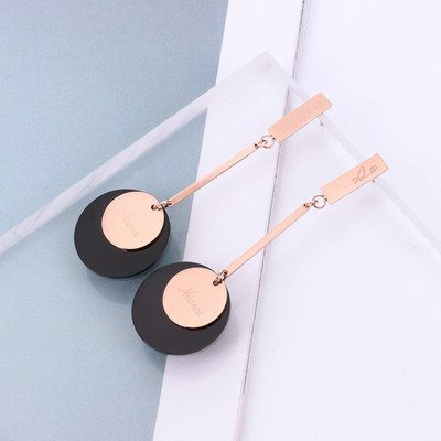 Női hosszú fülbevaló új modellje arany színben