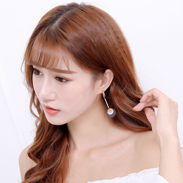 Női hosszú fülbevaló új modellje arany színben