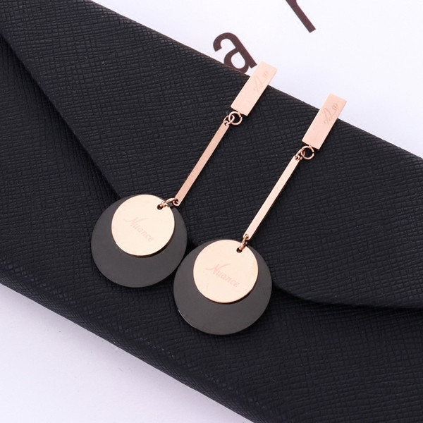 Női hosszú fülbevaló új modellje arany színben