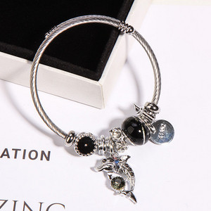 Μοντέρνο γυναικείο βραχιόλι σε τέσσερα χρώματα