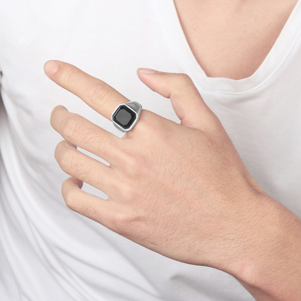 Μοντέρνο ανδρκό δαχτυλίδι με πέτρα σε δύο χρώματα