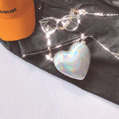 Geanta de dama moderna in forma de inima de culoare argintie