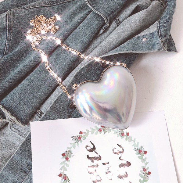 Geanta de dama moderna in forma de inima de culoare argintie